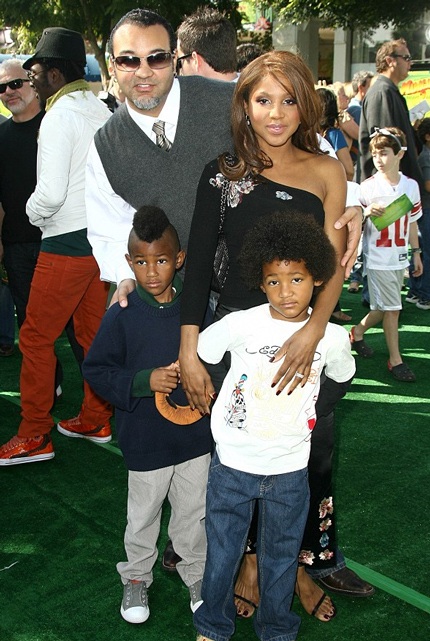 Toni Braxton chính thức ly dị chồng  - 1 Vợ chồng Toni Braxton và hai con trai, ảnh chụp năm 2008
