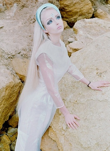 Hé lộ những bí ẩn về cô búp bê sống nổi tiếng thế giới - 3 Valeria Lukyanova luôn tin rằng, mình đến từ một hành tinh khác
