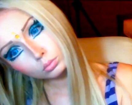 Hé lộ những bí ẩn về cô búp bê sống nổi tiếng thế giới - 5 Valeria Lukyanova luôn tin rằng, mình đến từ một hành tinh khác