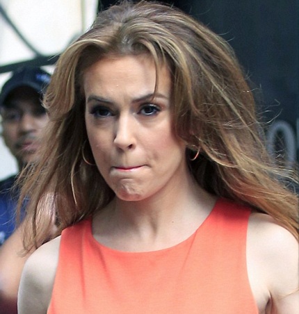 Sao “Phép thuật” tự tin không diện nội y ra phố - 4 Mistresses