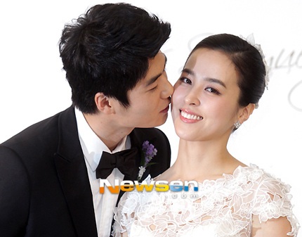 Han Hye Jin sánh đôi cùng cầu thủ bóng đá Ki Sung Yeong ra chào giới truyền thông trước tiệc cưới.