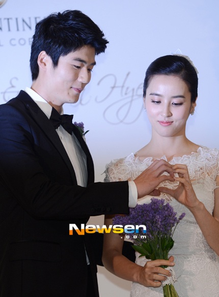 Cặp đôi này bắt đầu hò hẹn từ năm ngoái. Sau hơn một năm hò hẹn, họ quyết định trở thành vợ chồng.