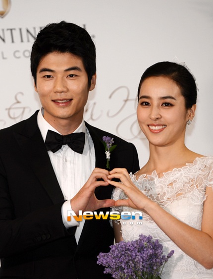 Han Hye Jin và chồng dự định sẽ đi nghỉ trăng mật tại Anh để chồng cô tiện bố trí lịch thi đấu.