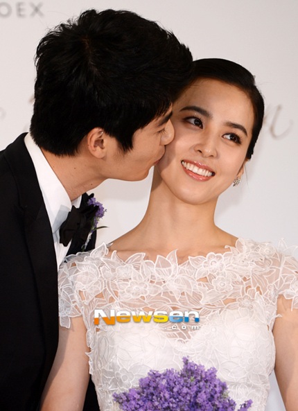 Cô dâu Han Hye Jin hạnh phúc khi được chú rể hôn lên má