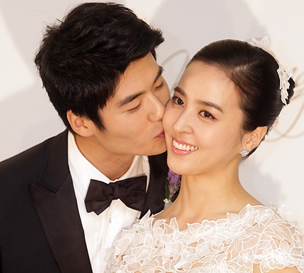 Cô dâu Han Hye Jin hạnh phúc khi được chú rể hôn lên má