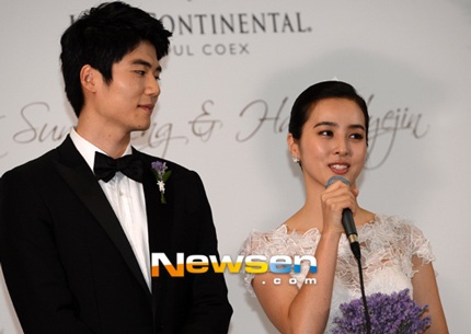 Vợ chồng Han Hye Jin cúi chào cảm tạ sự quan tâm của báo giới và người hâm mộ dành cho họ.