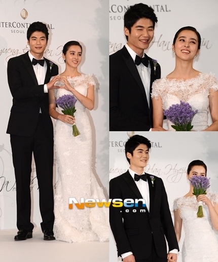 Vợ chồng Han Hye Jin cúi chào cảm tạ sự quan tâm của báo giới và người hâm mộ dành cho họ.