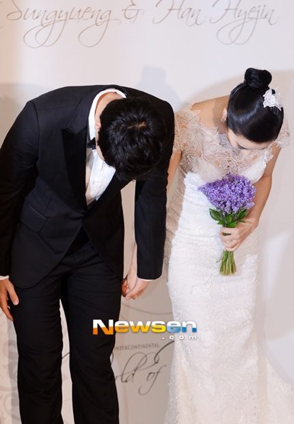 Vợ chồng Han Hye Jin cúi chào cảm tạ sự quan tâm của báo giới và người hâm mộ dành cho họ.