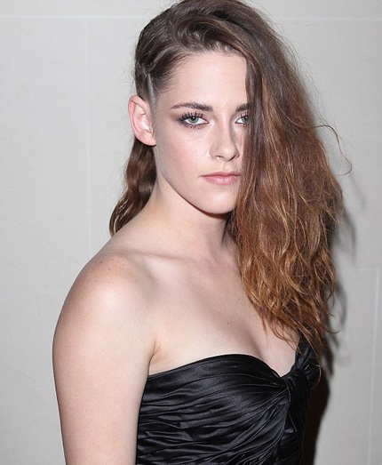 Gương mặt lạnh thoáng nét buồn phiền của nữ diễn viên 23 tuổi