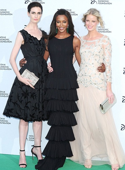 Naomi Campbell (giữa) không hài lòng với mối quan hệ giữa bạn trai cũ và cô học trò cũ