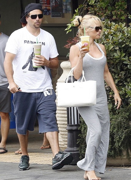“Bom sex” Pamela Anderson hò hẹn với chồng cũ - 1 Pamela Anderson gần đây bị bắt gặp tái hợp với chồng cũ - Rick Salomon