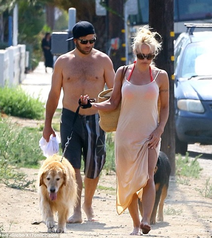 “Bom sex” Pamela Anderson hò hẹn với chồng cũ - 3 Ngôi sao 45 tuổi vẫn còn rất trẻ trung và gợi cảm