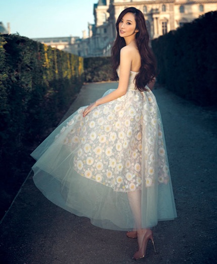 Siêu mẫu xứ Đài Ngô Bội Từ nổi bật với chiều cao khủng