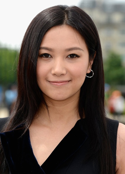 Từ Tịnh Lôi vui vẻ trả lời phỏng vấn của báo giới quốc tế