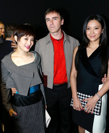 Hai mỹ nhân của Trung Quốc chụp ảnh lưu niệm với những nhân vật quốc tế