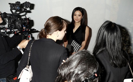 Từ Tịnh Lôi vui vẻ trả lời phỏng vấn của báo giới quốc tế