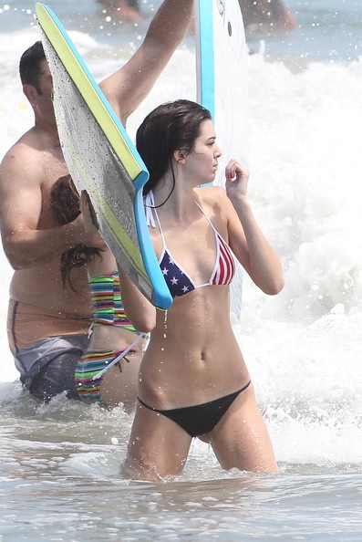 Cô bé tuổi teen tỏ ra rất thích thú với bộ môn lướt sóng.