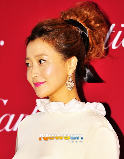 Kim Hee Sun với phong cách thời trang nửa kín nửa hở