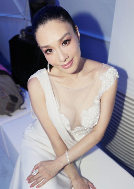 Chung Lệ Đề rạng ngời và duyên dáng khi tham dự đại tiệc thời trang ở Bắc Kinh.