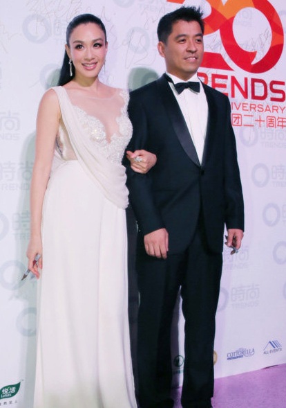 Chung Lệ Đề rạng ngời và duyên dáng khi tham dự đại tiệc thời trang ở Bắc Kinh.