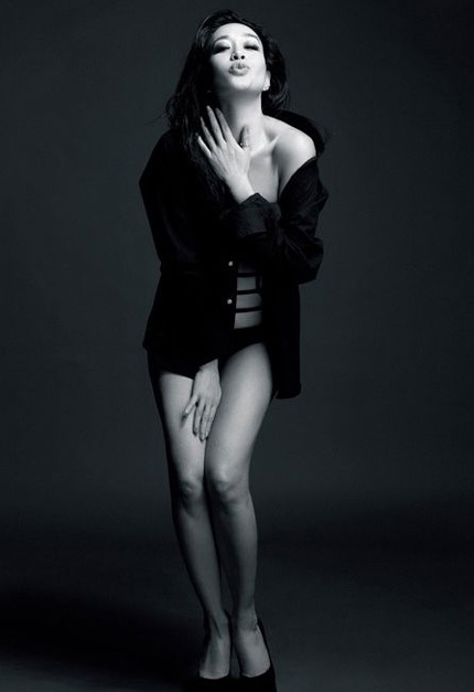 Hình ảnh nóng bỏng của bà mẹ ba con trên tạp chí.