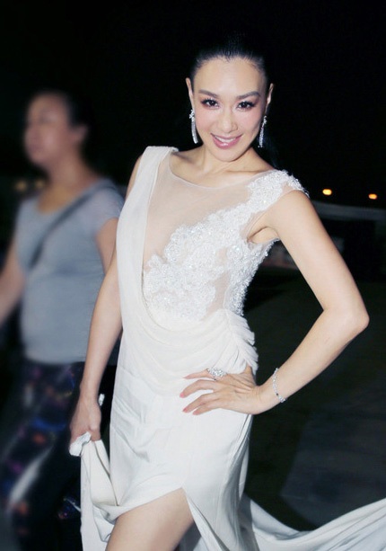 Sở hữu dáng vóc đẹp, Chung Lệ Đề giờ đây vẫn tự tin khoác lên mình những bộ cánh gợi cảm.