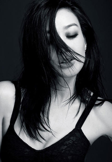 Hình ảnh nóng bỏng của bà mẹ ba con trên tạp chí.