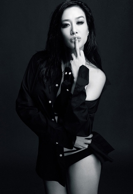 Hình ảnh nóng bỏng của bà mẹ ba con trên tạp chí.