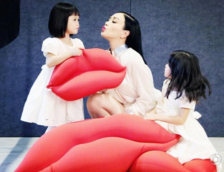 Chung Lệ Đề xuất hiện cùng hai con gái trên tạp chí Cosmopolitan, số tháng 9/2013