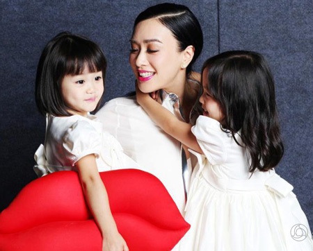 Chung Lệ Đề xuất hiện cùng hai con gái trên tạp chí Cosmopolitan, số tháng 9/2013