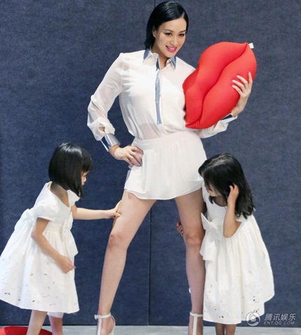 Chung Lệ Đề xuất hiện cùng hai con gái trên tạp chí Cosmopolitan, số tháng 9/2013