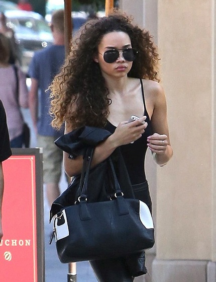 Ashley hơn Justin 1 tuổi và đang là người mẫu của một công ty đào tạo người mẫu ở Los Angeles