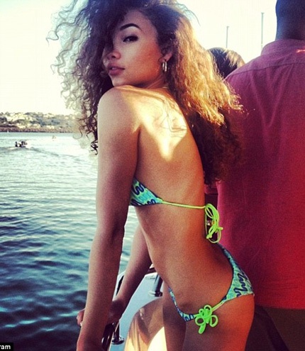 Một số hình ảnh gợi cảm của Ashley Moore