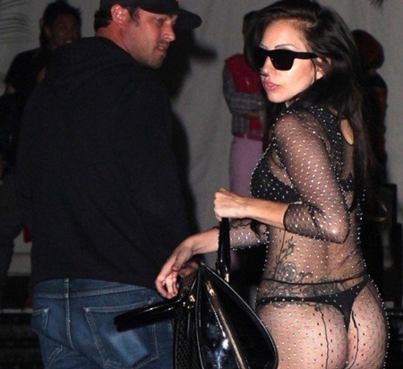 Lady Gaga diện nguyên một cây xuyên thấu khó hiểu khi ra đường vào tối qua 12/8.