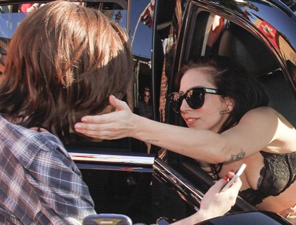 Cô vui vẻ ôm hôn một fan nhỏ tuổi