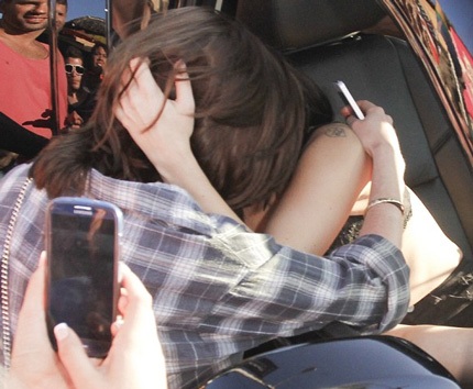 Cô vui vẻ ôm hôn một fan nhỏ tuổi