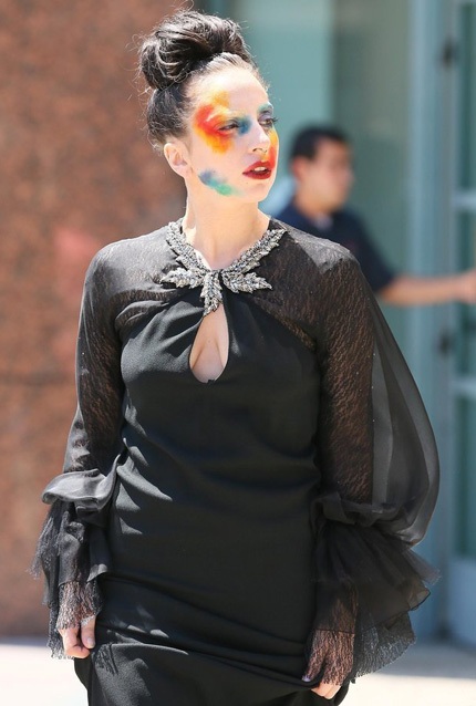 Một ngày trước đó, Lady Gaga trang điểm kỳ dị ra phố
