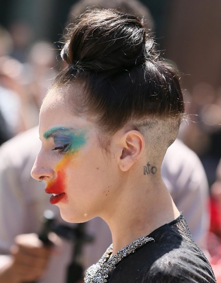 Lady Gaga cạo nửa đầu