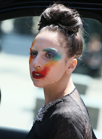 Lady Gaga cạo nửa đầu