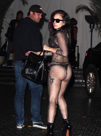 Ngôi sao ca nhạc tỏ ra rất tự tin tạo dáng và nán lại cho các phóng viên chụp ảnh.