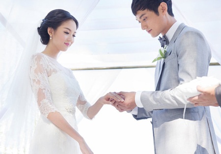Hoa hậu Thế giới Trương Tử Lâm chưa có kế hoạch sinh con - 1 Trương Tử Lâm và chồng trong lễ thành hôn tổ chức tại Thái Lan, ngày 12/8