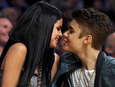 Selena Gomez che kín mặt sau khi Justin bị tố ngoại tình - 2 Selena và Justin đã chia tay vì hoàng tử nhạc Pop ngoại tình