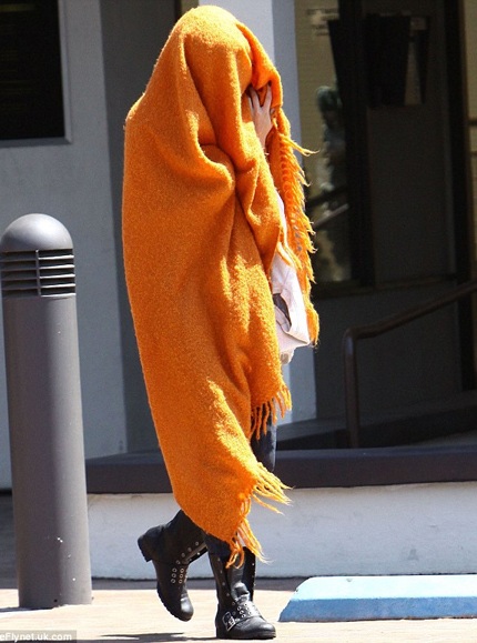 Selena Gomez che kín mặt sau khi Justin bị tố ngoại tình - 3 Selena chùm chăn để tránh báo giới sáng 12/8