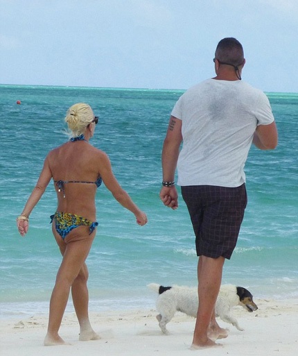 Donatella Versace đi dọc bãi biển trong bộ bikini hoa màu xanh