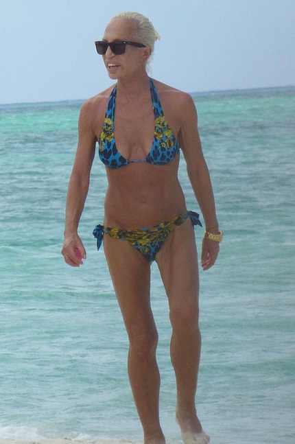Donatella Versace đi dọc bãi biển trong bộ bikini hoa màu xanh