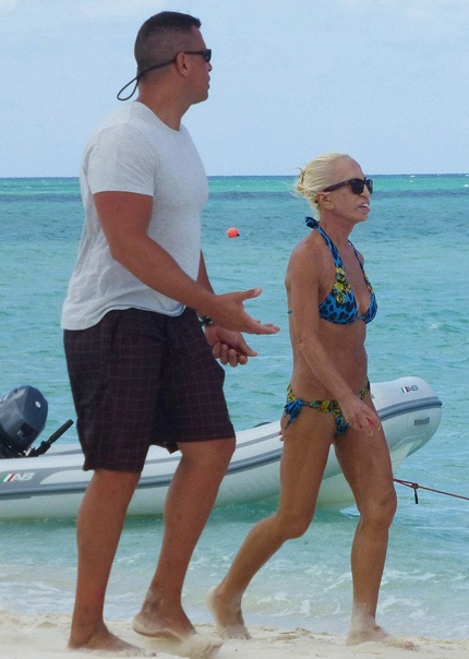 Tuy nhiên, thân hình có phần săn chắc của Donatella không thể giấu đi những dấu vết của tuổi tác