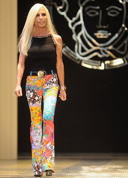 Donatella sở hữu 20% cổ phần của Versace và là nhà thiết kế chính của nhãn hiệu này.