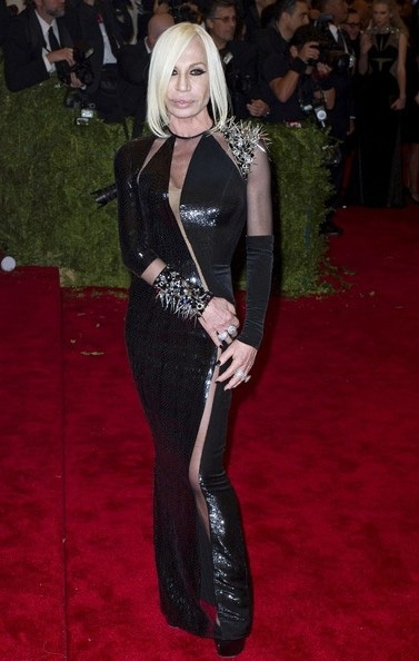 Donatella sở hữu 20% cổ phần của Versace và là nhà thiết kế chính của nhãn hiệu này.