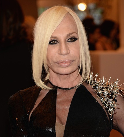 Donatella sở hữu 20% cổ phần của Versace và là nhà thiết kế chính của nhãn hiệu này.