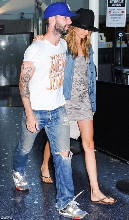 Adam Levine và bạn gái - Behati Prinsloo cùng nhau rời Los Angeles, cuối tuần vừa rồi